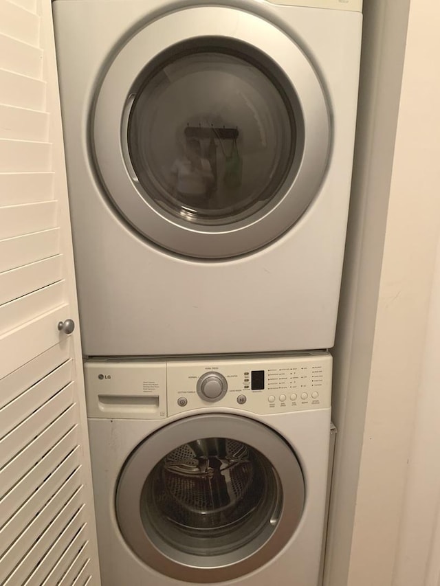 1400 S Michigan Ave Unit 911, Chicago, IL 60605 - laundry area with stacked washer / dryer