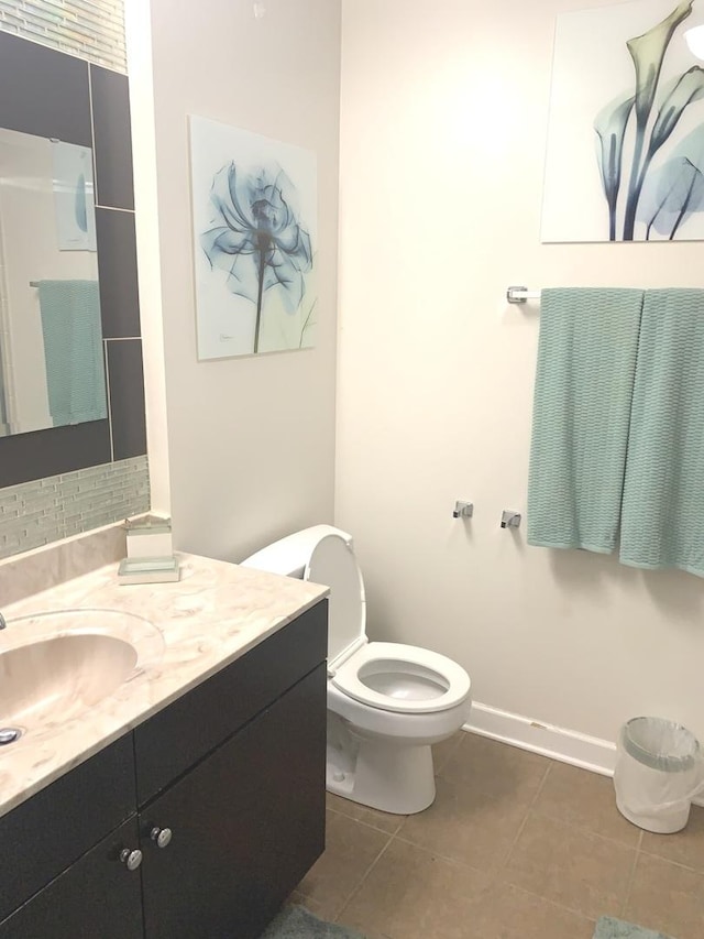 1400 S Michigan Ave Unit 911, Chicago, IL 60605 - bathroom featuring tile patterned floors, vanity, and backsplash