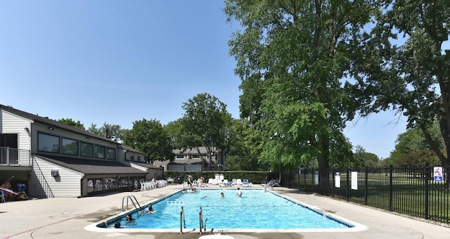 1400 N Elmhurst Rd Unit 310, Mount Prospect, IL 60056 - community pool with a patio area
