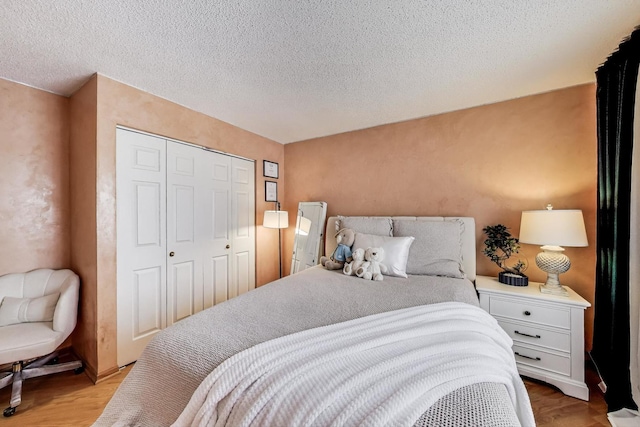 738 Hapsfield Ln Unit 7A2, Buffalo Grove, IL 60089 - bedroom featuring light wood finished floors, a closet, and a textured ceiling