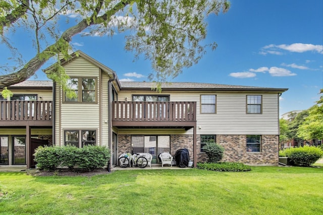 738 Hapsfield Ln Unit 7A2, Buffalo Grove, IL 60089 - rear view of house with brick siding and a yard