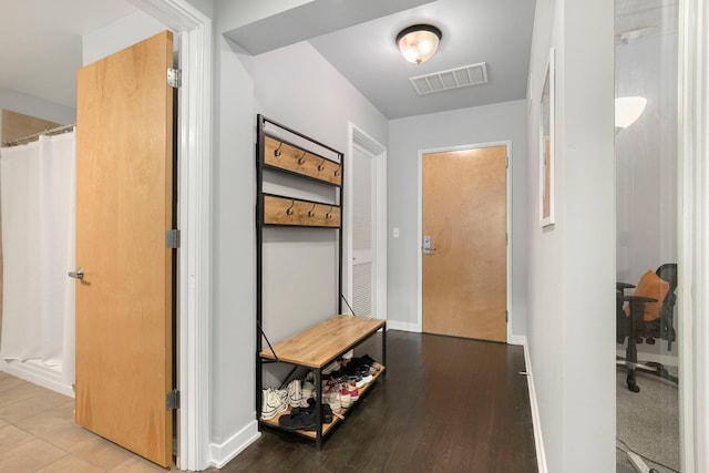 5430 N Sheridan Rd Unit 403, Chicago, IL 60640 - mudroom featuring wood finished floors
