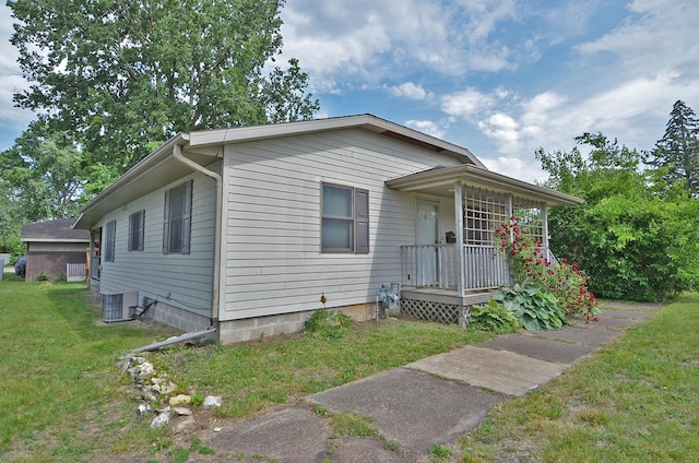 1014 Walnut St, Ottawa, IL 61350 - view of front of home featuring a front yard