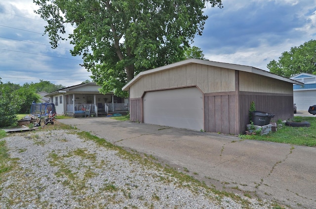 1014 Walnut St, Ottawa, IL 61350 - detached garage with a porch