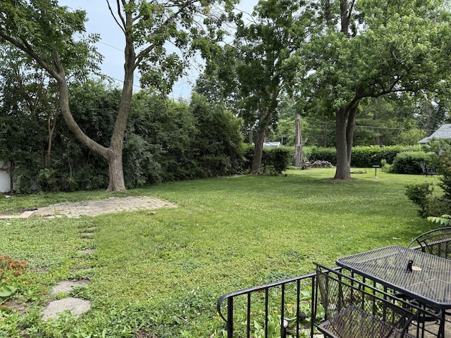 616 E Prairie Ave, Des Plaines, IL 60016 - view of grassy yard