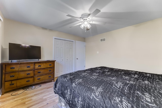 22904 Valley Dr, Richton Park, IL 60471 - bedroom featuring light wood-style floors, a ceiling fan, and a closet
