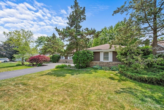 442 Kings Way, Mundelein, IL 60060 - view of front of property featuring brick siding and a front yard