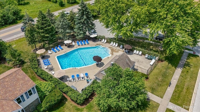 442 Kings Way, Mundelein, IL 60060 - drone / aerial view of a pool