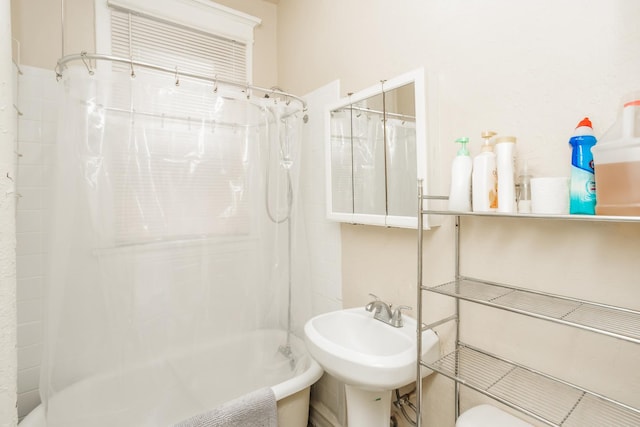 5142 S Greenwood Ave Unit 1, Chicago, IL 60615 - full bath featuring toilet and shower / bathtub combination with curtain