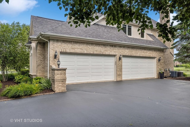 2 E Prairie Ct, Hawthorn Woods, IL 60047 - garage with driveway