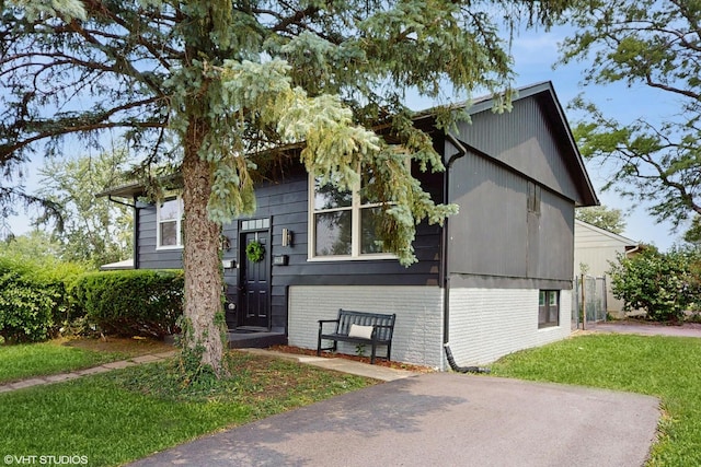 22201 Windsor Ct, Richton Park, IL 60471 - view of front of house featuring a front lawn