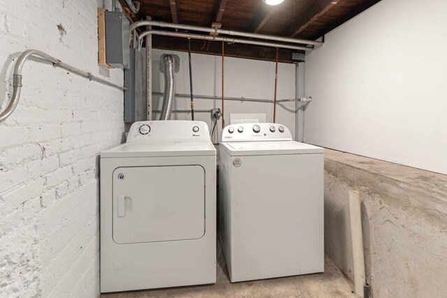 2507 W 45th Pl, Chicago, IL 60632 - laundry room featuring washer and dryer