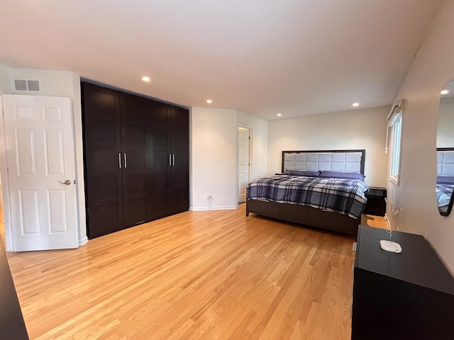 10 Chestnut Ct E, Buffalo Grove, IL 60089 - bedroom featuring light wood finished floors and recessed lighting