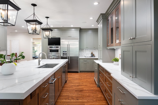 1046 Sylvan Cir, Naperville, IL 60540 - kitchen featuring stainless steel appliances, a chandelier, dark wood-style floors, glass insert cabinets, and backsplash