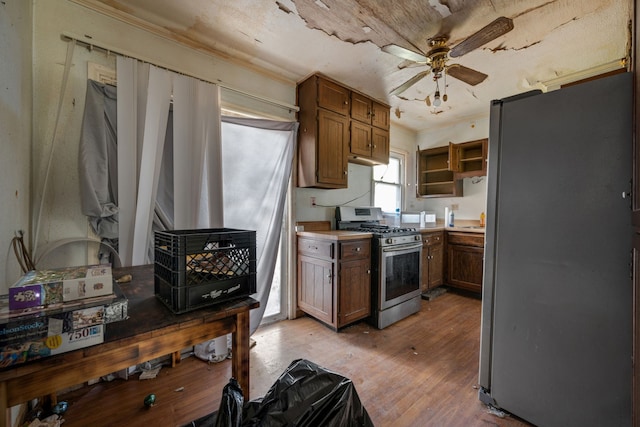 230 W Garfiled Ave, Decatur, IL 62526 - kitchen with stainless steel appliances, ornamental molding, a ceiling fan, open shelves, and light wood-style floors