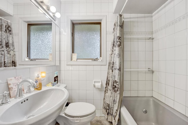 648 S Illinois Ave, Villa Park, IL 60181 - full bath featuring tile walls and shower / tub combo with curtain