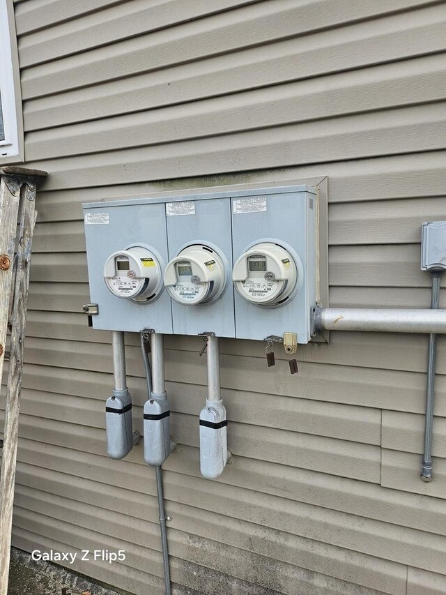 5006 W Crystal St, Chicago, IL 60651 - exterior view of electric meter
