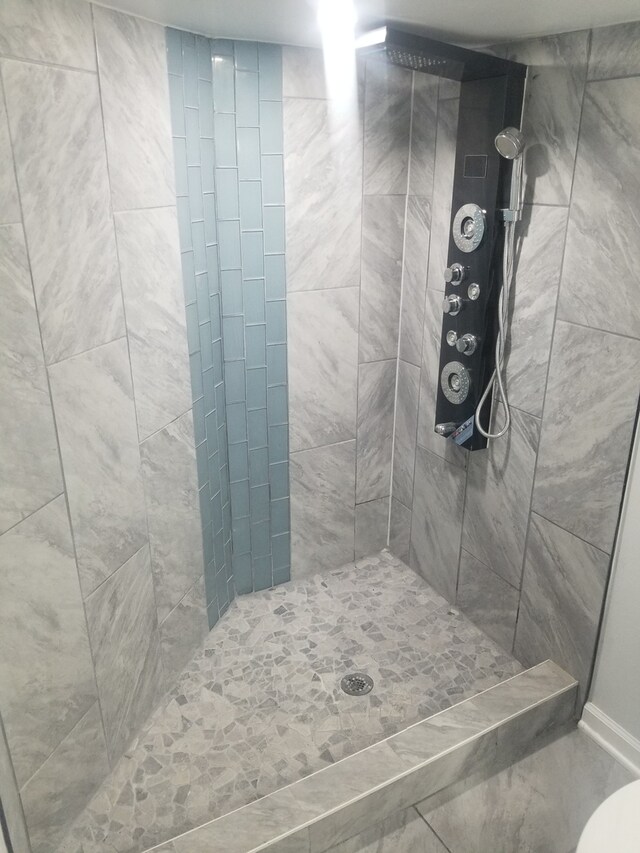 5006 W Crystal St, Chicago, IL 60651 - bathroom with tiled shower