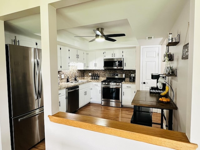 15721 Old Orchard Ct Unit 2S, Orland Park, IL 60462 - kitchen featuring stainless steel appliances, decorative backsplash, ceiling fan, and white cabinetry