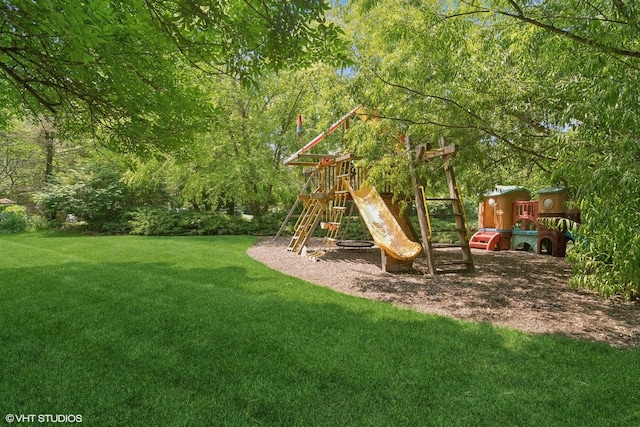 5688 Rosos Pkwy, Long Grove, IL 60047 - communal playground with a yard