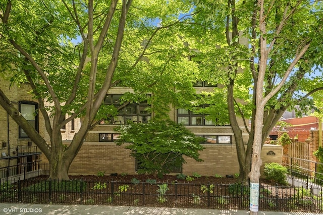 1719 N Halsted St Unit C, Chicago, IL 60614 - view of property featuring a fenced front yard