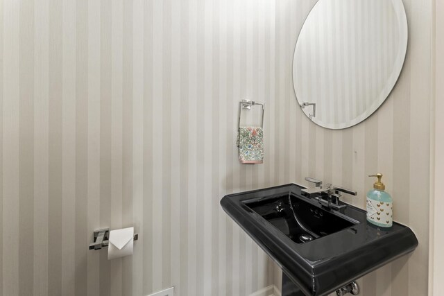 319 W Wood St Unit 18, Palatine, IL 60067 - half bath featuring wallpapered walls