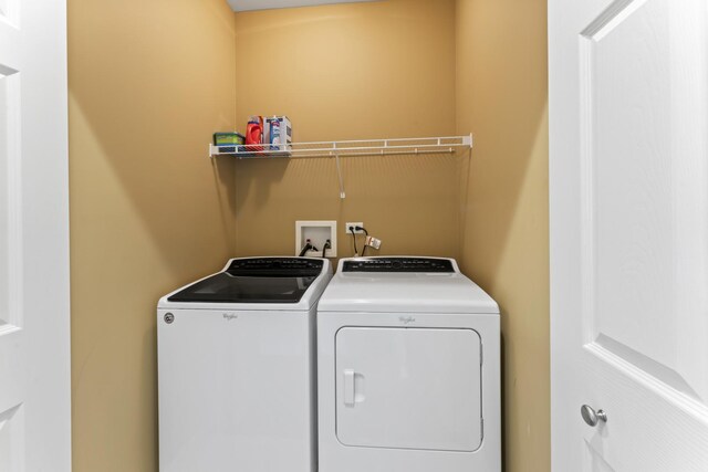 319 W Wood St Unit 18, Palatine, IL 60067 - laundry room with washer and clothes dryer