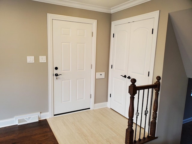 542 Laramie Ave, Wilmette, IL 60091 - foyer entrance with crown molding and wood finished floors