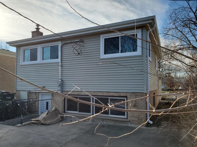 542 Laramie Ave, Wilmette, IL 60091 - back of property with a chimney