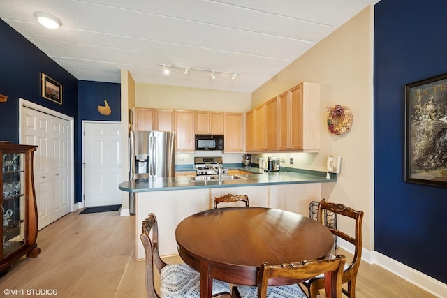 1301 W Washington Blvd Unit 509, Chicago, IL 60607 - kitchen with black microwave, light brown cabinets, a peninsula, light wood-type flooring, and stainless steel fridge with ice dispenser