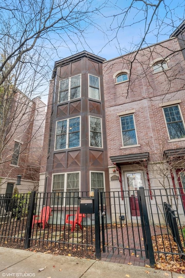 3019 W Cornelia Ave, Chicago, IL 60618 - view of property featuring a fenced front yard