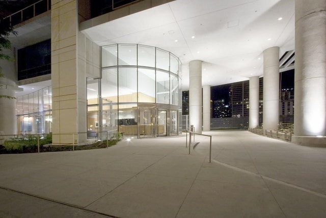 340 E Randolph St Unit 5504, Chicago, IL 60601 - lobby featuring a towering ceiling