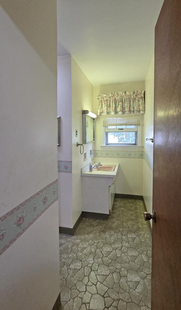 549 E Lincoln St, Palatine, IL 60074 - bathroom with vanity