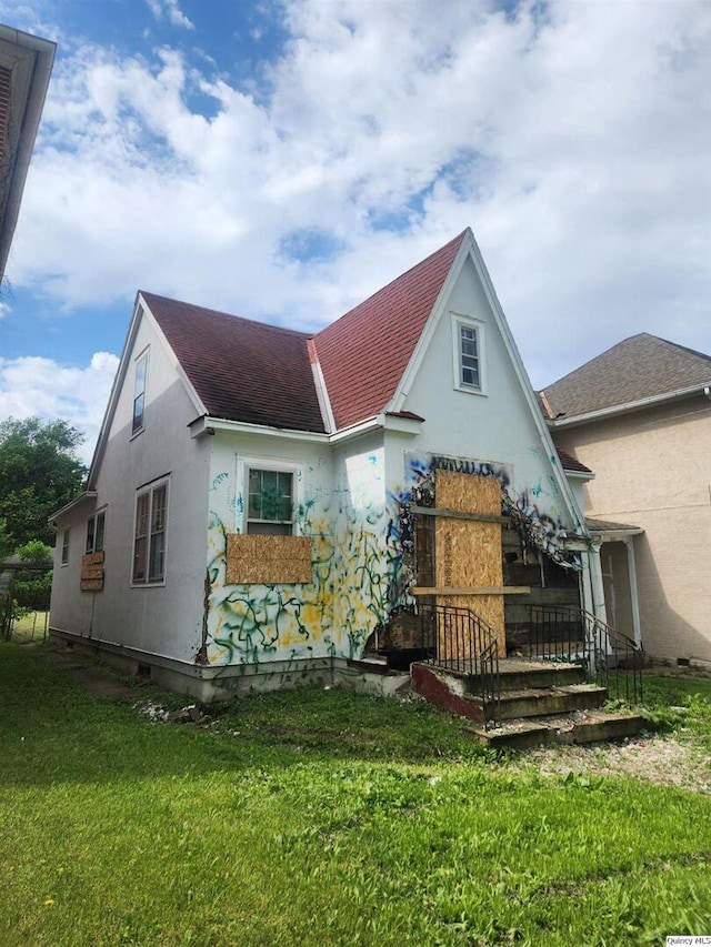 624 College, Quincy, IL 62301 - back of property with a shingled roof, stucco siding, and a yard