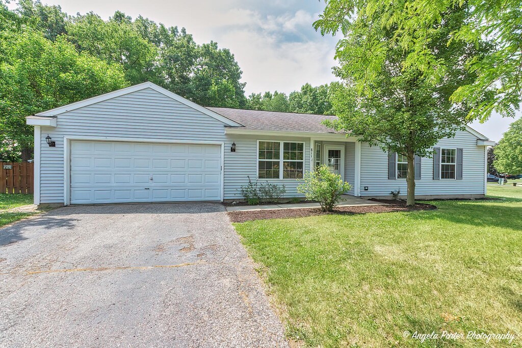 811 Nottingham Ct, Island Lake, IL 60042 - photo 1