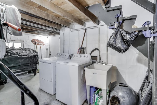 2150 W Coulter St, Chicago, IL 60608 - laundry room featuring independent washer and dryer