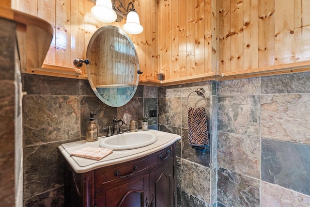 7N230 Sims Ln, Saint Charles, IL 60175 - bathroom with vanity and tasteful backsplash