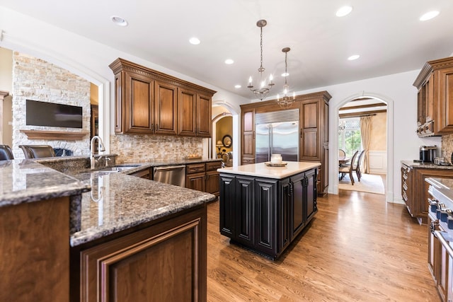 7N230 Sims Ln, Saint Charles, IL 60175 - kitchen with appliances with stainless steel finishes, arched walkways, light wood-style flooring, recessed lighting, and backsplash