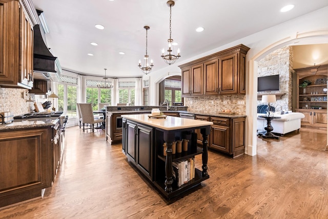 7N230 Sims Ln, Saint Charles, IL 60175 - kitchen featuring recessed lighting, plenty of natural light, wood finished floors, a peninsula, and arched walkways