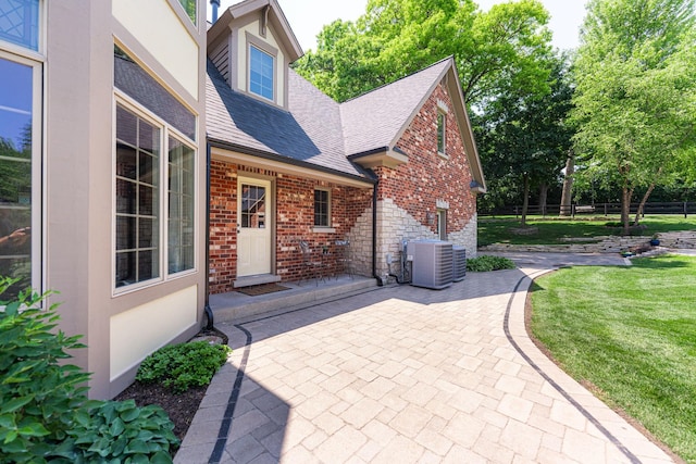 7N230 Sims Ln, Saint Charles, IL 60175 - view of patio