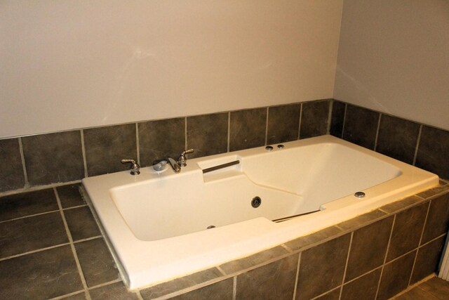 16666 Carle Springs Rd, Wapella, IL 61777 - full bathroom with a jetted tub