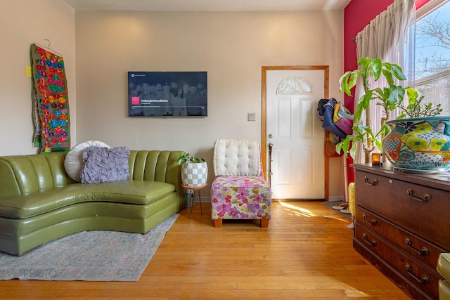 530 N Ashland Ave, Chicago, IL 60622 - living area with light wood-style floors and baseboards