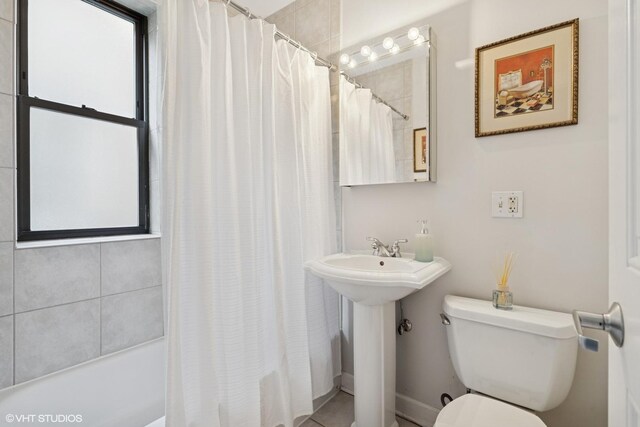 2128 N Hudson Ave Unit 204, Chicago, IL 60614 - bathroom featuring toilet and shower / bath combo