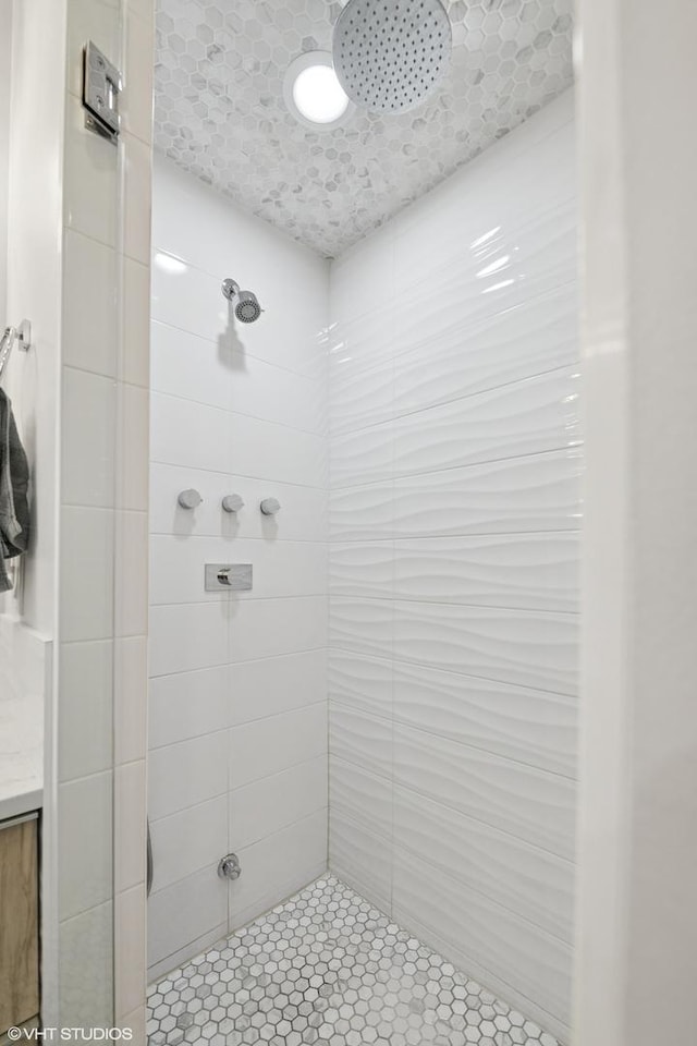 639 W Briar Pl Unit 4W, Chicago, IL 60657 - full bathroom with a tile shower