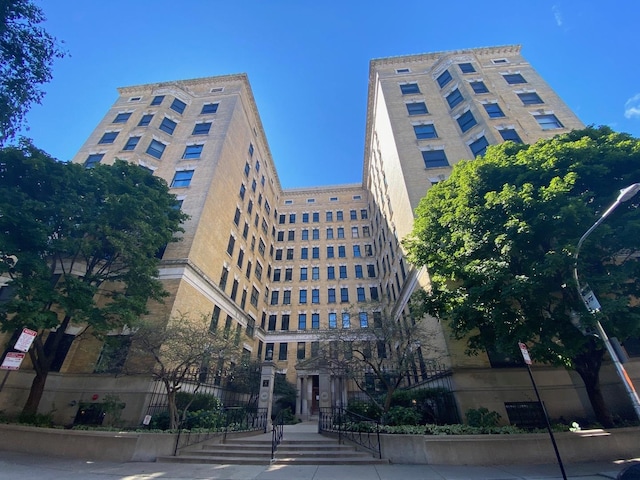 559 W Surf St Unit 101, Chicago, IL 60657 - view of apartment building / complex
