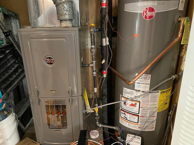 559 W Surf St Unit 101, Chicago, IL 60657 - utilities with water heater