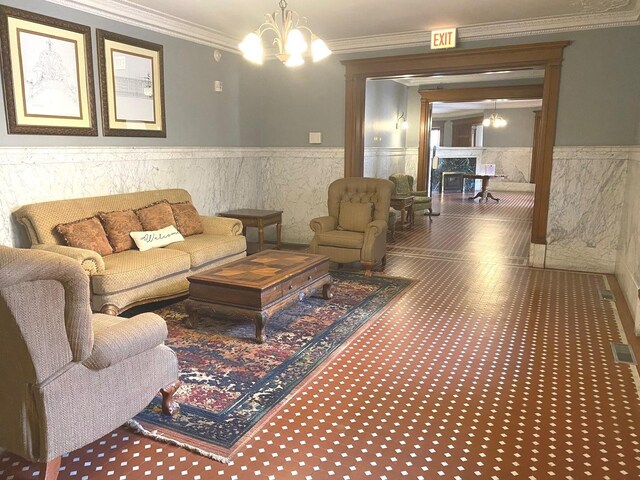 559 W Surf St Unit 101, Chicago, IL 60657 - living room with a chandelier, wainscoting, and crown molding