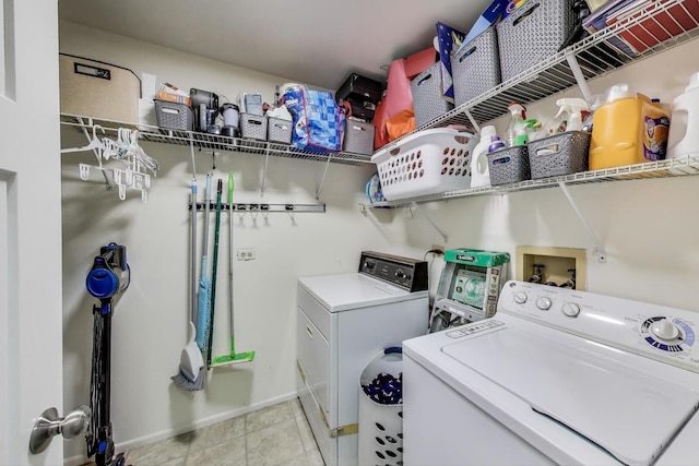2406 Mallow Ct Unit V2, Schaumburg, IL 60194 - laundry area featuring washing machine and clothes dryer and baseboards