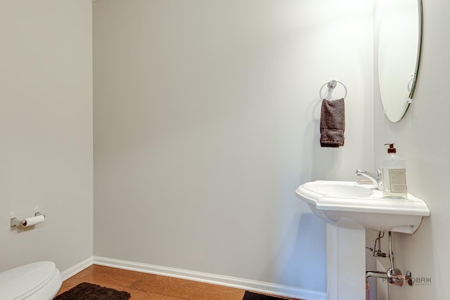 1199 E Port Clinton Rd Unit 209, Vernon Hills, IL 60061 - bathroom featuring baseboards and wood finished floors