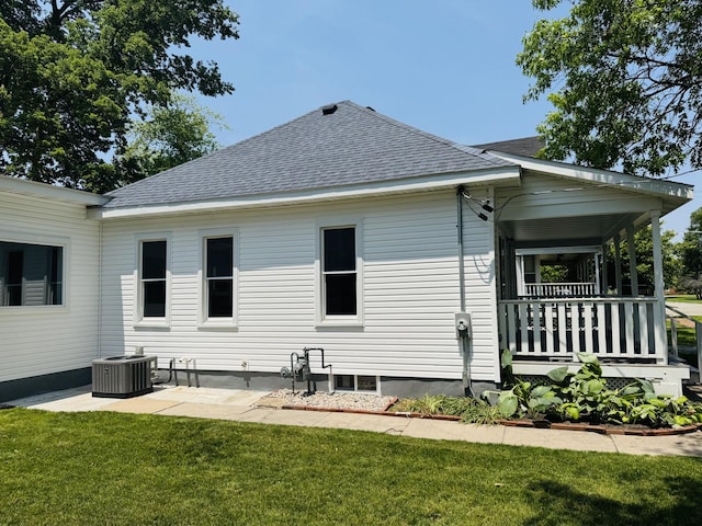 616 N Everett St, Streator, IL 61364 - rear view of house with roof with shingles, a yard, and a porch
